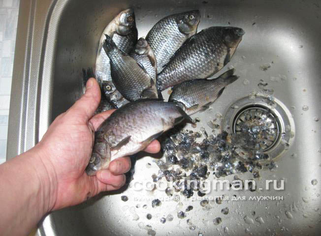 Рыбу чистим и потрошим