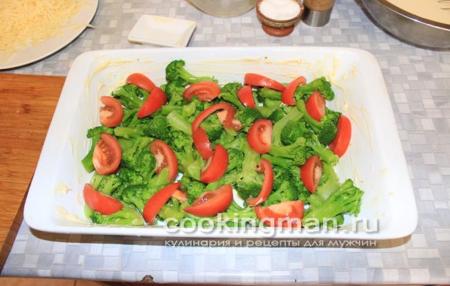 выложим в форму для запекания брокколи и помидоры