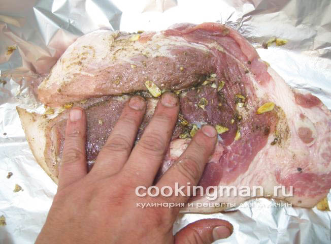 кусок свинины запеченный в фольге