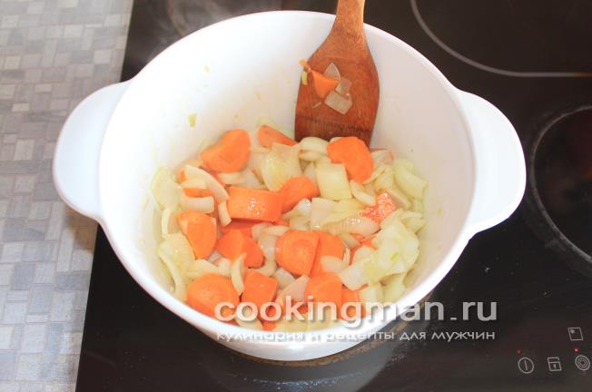 обжарим лук с морковкой