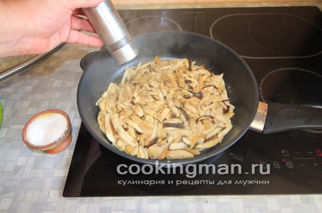 пожарим грибы на хорошо нагретой сковороде