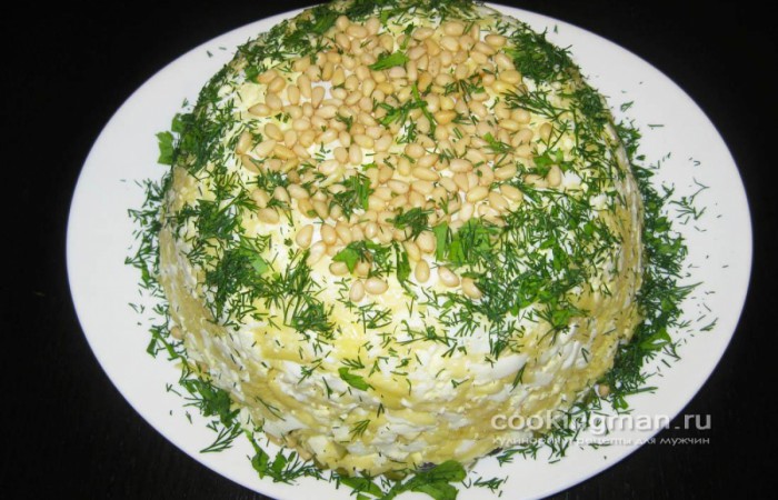 Салат из говядины, соленых огурцов, яиц и сыра