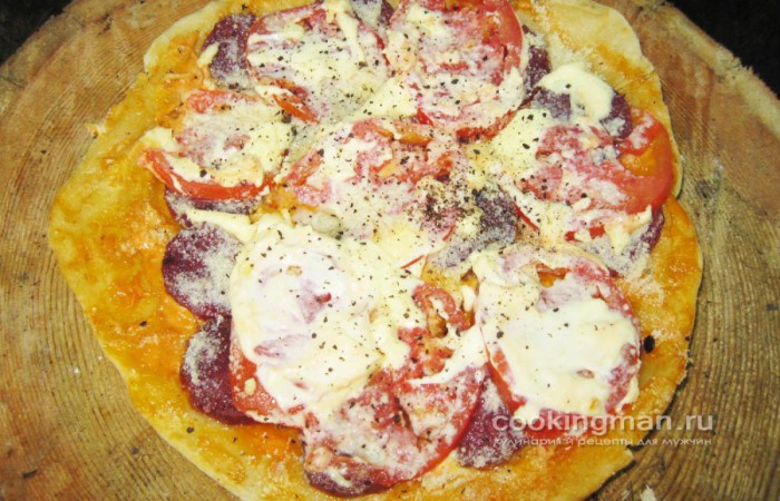 Пицца с колбасой и сыром