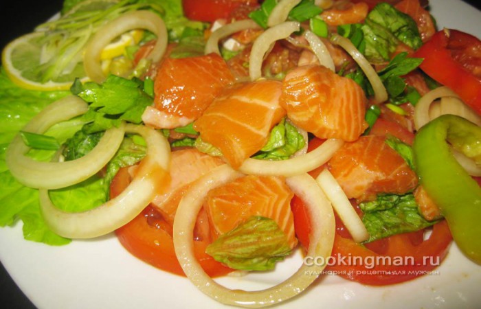 Салат со свежими овощами и форелью