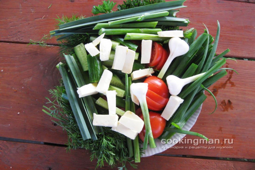 Фото гарнира из овощей, молодой зелени и сыра