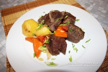 Мясо медведя рецепт приготовления. 2e79051f535b06583dfeaa47b4b5b74c S. Мясо медведя рецепт приготовления фото. Мясо медведя рецепт приготовления-2e79051f535b06583dfeaa47b4b5b74c S. картинка Мясо медведя рецепт приготовления. картинка 2e79051f535b06583dfeaa47b4b5b74c S. Медвежье мясо – настоящий деликатес, который не найдешь в магазине. Поэтому мало кому известны нюансы, на которые следует обратить внимание. Считается, что лучшее мясо у особей, которые не достигли трех лет, а запах зависит от питания животного. Аромат жира довольно часто настолько специфичен, что портит все блюдо. Тогда его нужно срезать без остатка. Расскажем, как готовить медвежатину в домашних условияхс помощью мультиварки: