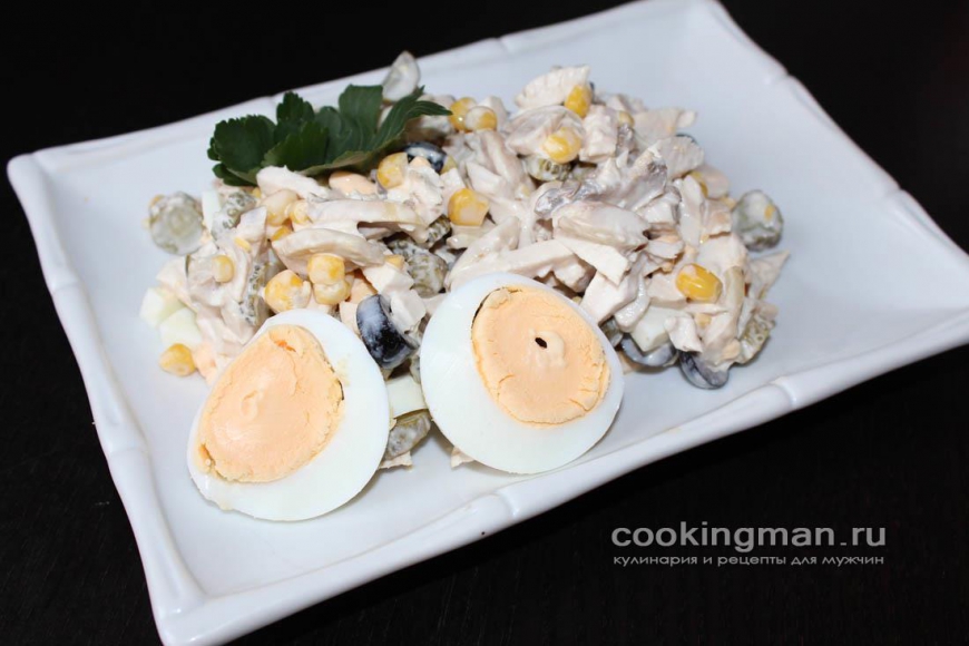 Фото салата из курицы, огурцов, кукурузы, грибов и яиц