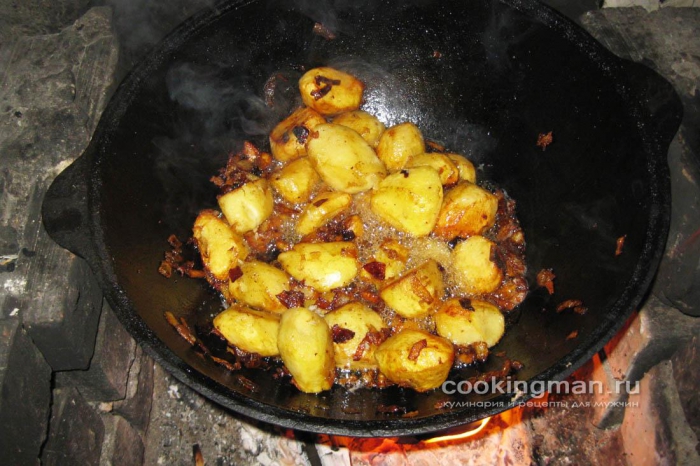 Картошка жареная с салом и луком - фото