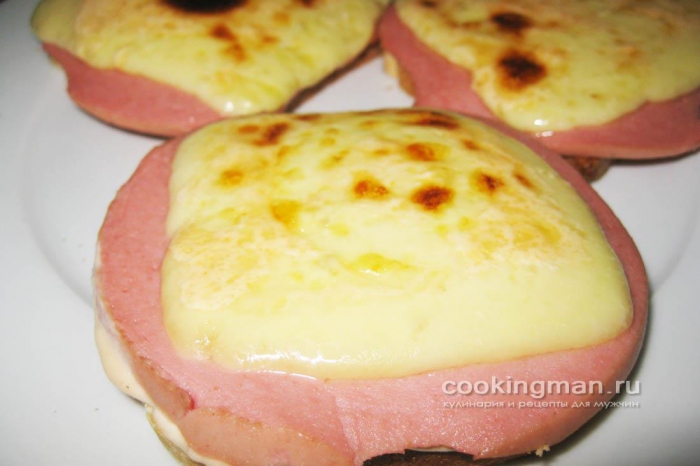 Фото горячего бутерброда с докторской колбасой и сыром