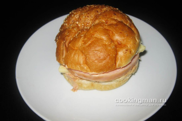 Фото сэндвича с ветчиной, сыром и розовым соусом