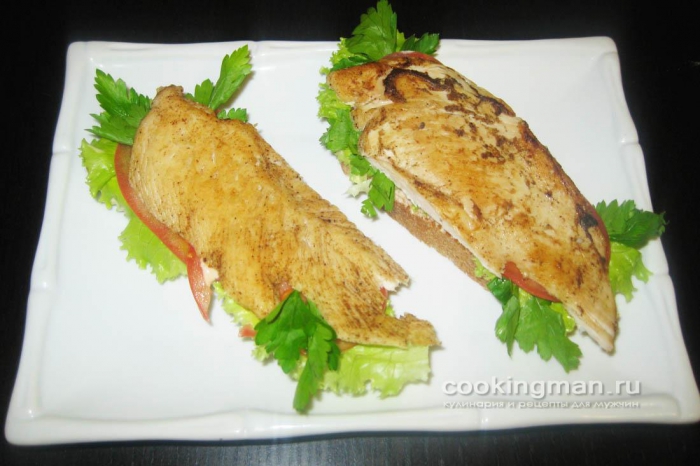 Фото бутерброда с жареным куриным филе и помидорами