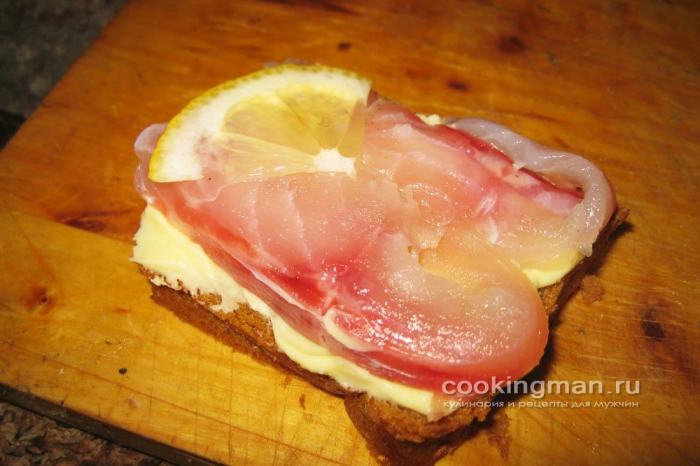 Фото бутерброда со слабосоленым тайменем