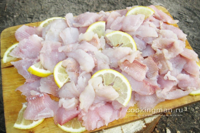 Фото закуски из филе хариуса с лимоном