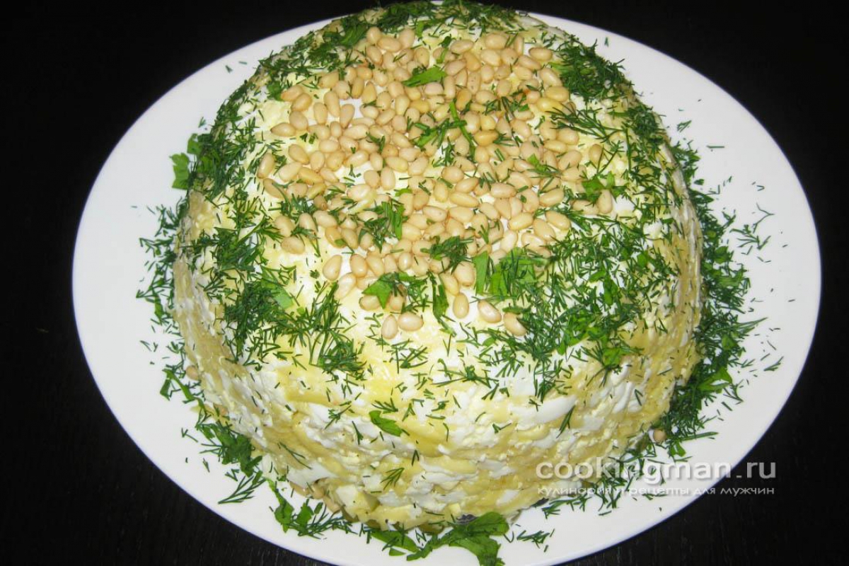 Сырный салат с сухариками и солеными огурцами