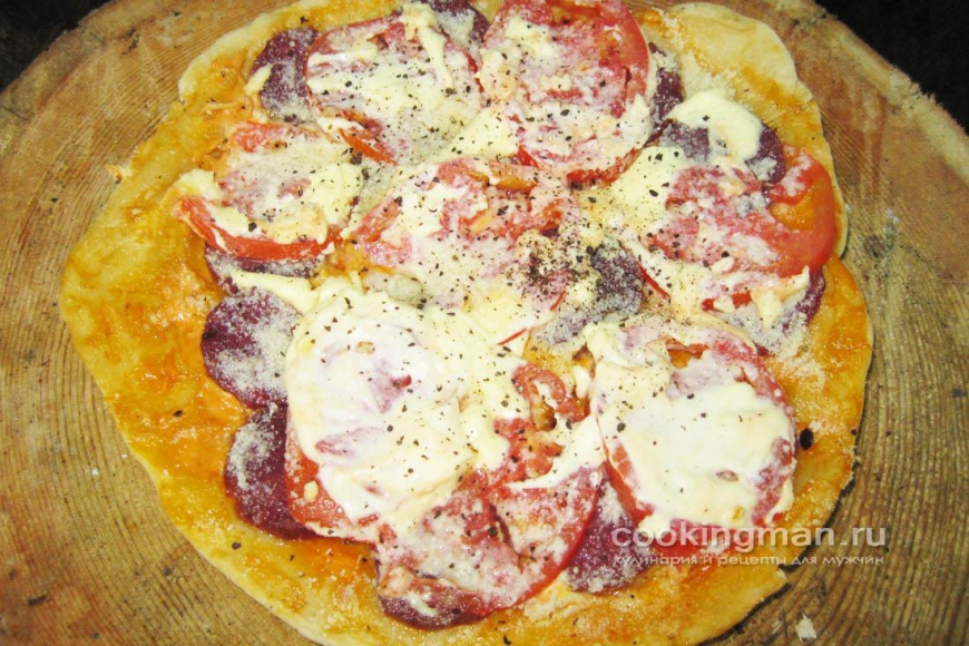 Фото пиццы с колбасой и сыром
