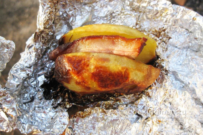 Фото картошки запеченной с салом в фольге