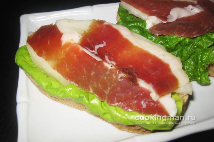 Фото бутерброда с дыней и сыровяленым окороком