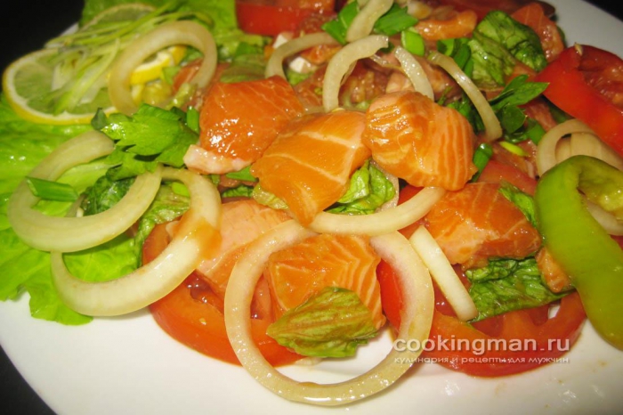 Фото салата со свежими овощами и форелью
