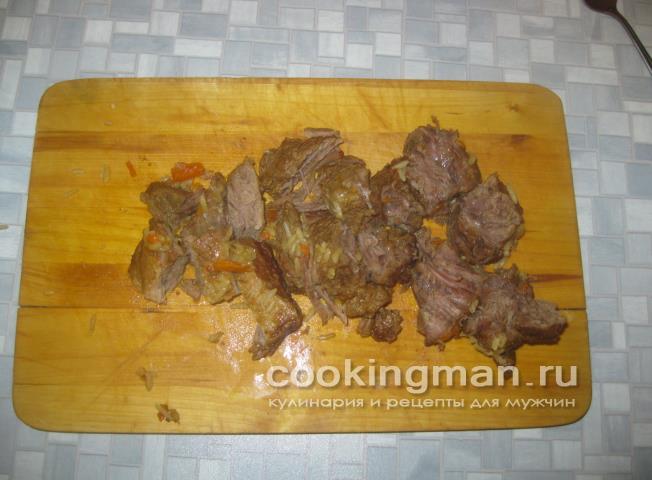 Мясо нарезается на порционные кусочки
